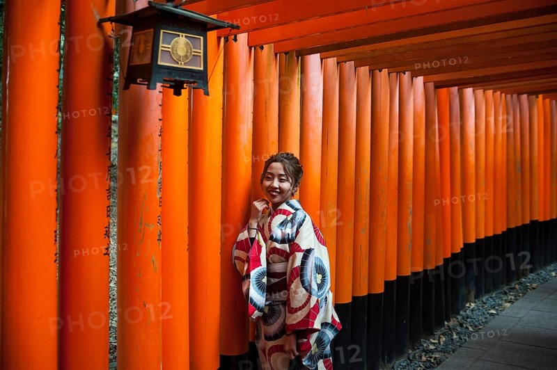 24.12.2017, Kyoto, Japan, Asia, A young Japanese woman stands in one of the torii pathways leading to Fushimi Inari-Taisha, a Shinto shrine in the Fushimi district of Kyoto city, Asia