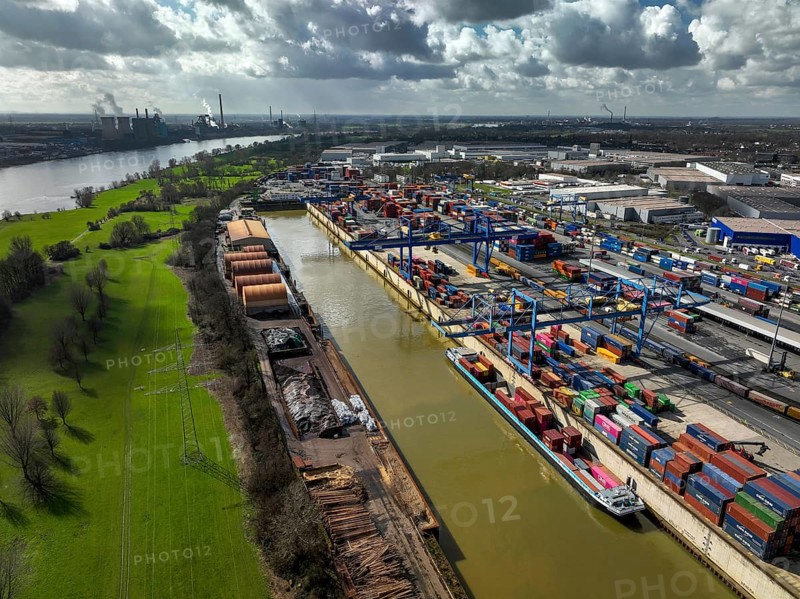 Duisburg, North Rhine-Westphalia, Germany, industrial landscape, Port of Duisburg, container port, duisport logport, two of the world's largest container shipping companies, CMA CGM and NYK (Nippon Yusen Kabushiki Kaisha), together with duisport, operate the Duisburg Trimodal Terminal, D3T, in the logport logistics centre in Duisburg-Rheinhausen, the world's largest inland container crane operates at the container terminal with seaport status, Europe