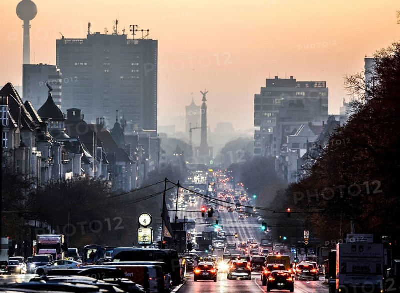 Berlin's landmarks on the busy Kaiserdamm and Bismarckstraße are shrouded in fog during the morning rush hour, 24.10.2024, Berlin, Berlin, Germany, Europe