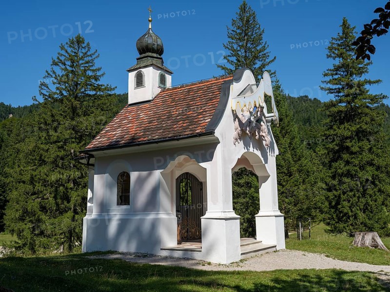 Chapel Maria-Königin at the Lautersee, behind it Wetterstein range, Mittenwald, Werdenfelser Land, Alps, Upper Bavaria, Bavaria, Germany, Europe