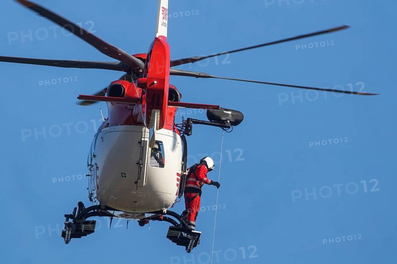 International disaster control exercise Magnitude with more than 1000 rescuers. Abseiling from a rescue dog from a helicopter. They rehearse an emergency after a fictitious earthquake on the Upper Rhine. The large-scale exercise, co-financed by the European Union, is intended to practise the cooperation of rescue teams from different nations. The focus was on a stretch of rubble at the TCRH Training Centre Retten und Helfen in Mosbach, Baden-Württemberg, Germany, Europe