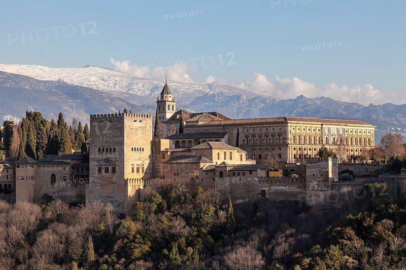Alhambra on the Sabikah hill, Moorish city castle, Nasrid palaces, behind the snow-covered Sierra Nevada, Mirador de San Nicolas, Granada, Andalusia, Spain, Europe