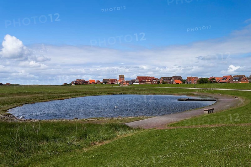 The photo shows a swimming pond on the East Frisian island of Baltrum in the evening sun