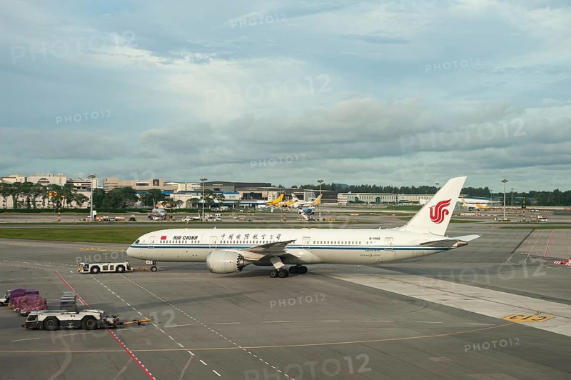 19.12.2019, Singapore, Republic of Singapore, Asia, An Air China Boeing 787 Dreamliner passenger aircraft during pushback from the boarding gate at Changi International Airport. Air China is a member of Star Alliance, an international network of airlines, Asia