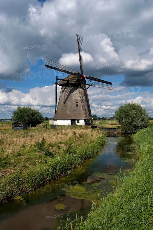 Oude Doornse mill is a windmill near Almkerk in the Dutch province Noord-Brabant