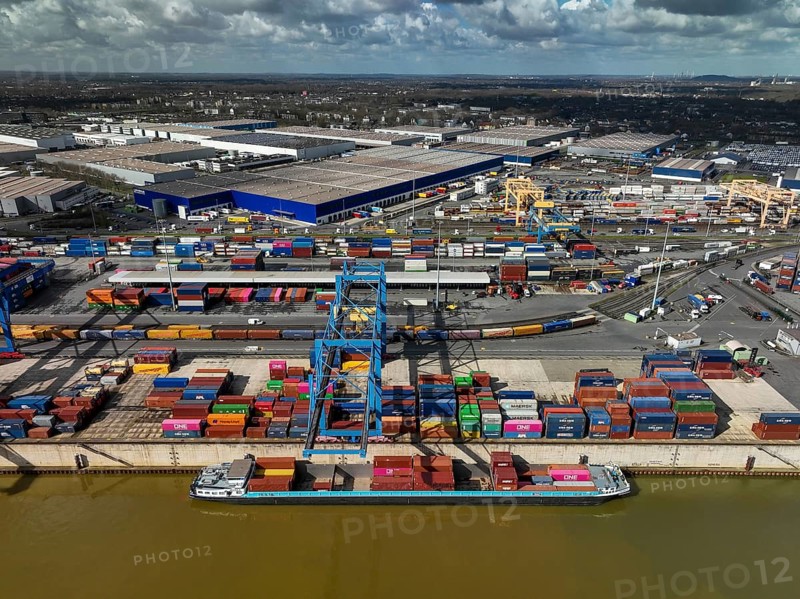 Duisburg, North Rhine-Westphalia, Germany, Port of Duisburg, container port, duisport logport, two of the world's largest container shipping companies, CMA CGM and NYK (Nippon Yusen Kabushiki Kaisha), together with duisport, operate the Duisburg Trimodal Terminal, D3T, in the logport logistics centre in Duisburg-Rheinhausen, the world's largest inland container crane operates at the container terminal with seaport status, Europe