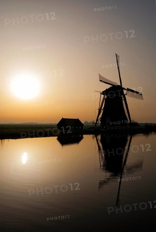 Achtkante mill near Groot-Ammers in the Dutch region Alblasserwaard in backlight