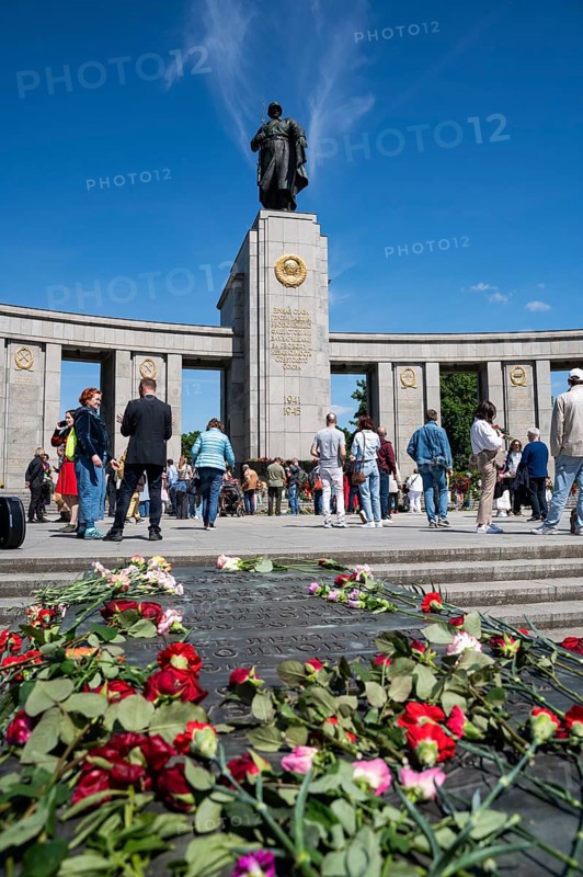 09.05.2024, Berlin, Germany, Europe, Russians and pro-Russian sympathisers lay flowers and wreaths on Victory Day in front of the Soviet Memorial in the Tiergarten district on the 79th anniversary of the victory of the former Soviet Union and the Allies over Nazi Germany and the end of the Second World War and pay their respects to the fallen Russian soldiers. Due to the ongoing war in Ukraine, flags and banners with Russian references, uniforms, marching and military songs and signs glorifying the Russian war of aggression against Ukraine are not permitted, Europe