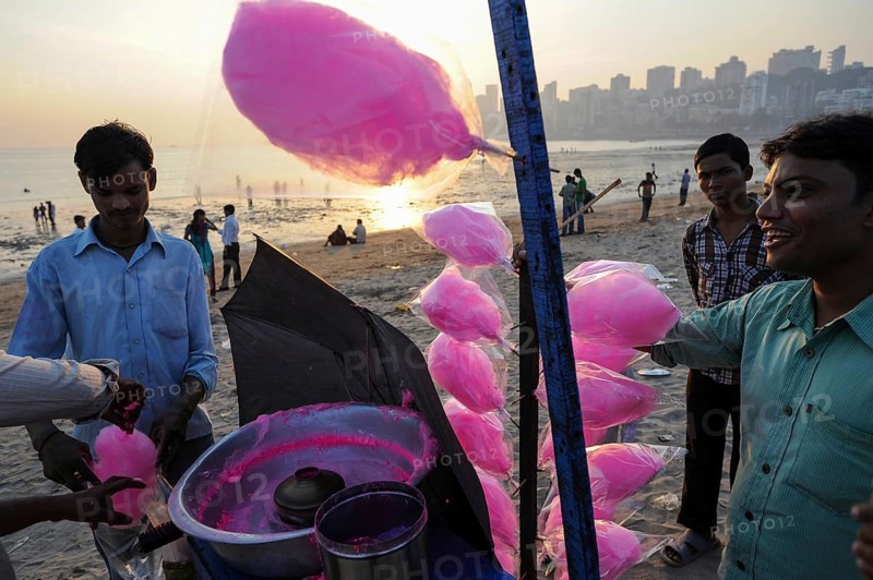 12.12.2011, Mumbai, Maharashtra, India, Asia, A street vendor sells candyfloss at Chowpatty Beach in Mumbai, Asia