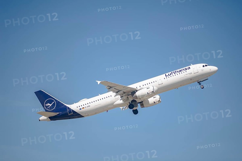 13/05/2024, Berlin, Germany, Europe, A Lufthansa Airbus A321-231 passenger aircraft with the registration D-AISK taking off from Berlin Brandenburg Airport BER. Lufthansa is a member of the Star Alliance aviation alliance, an international network of airlines, Europe