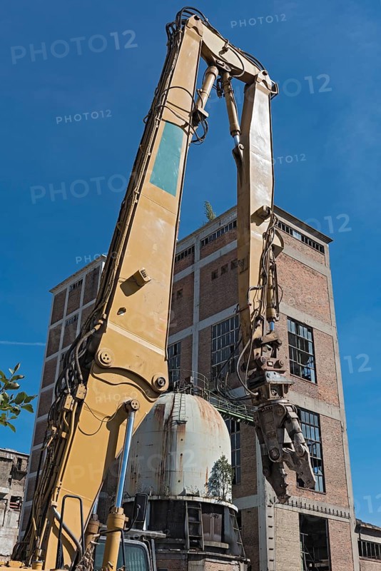 Demolition tongs on an excavator on a construction site