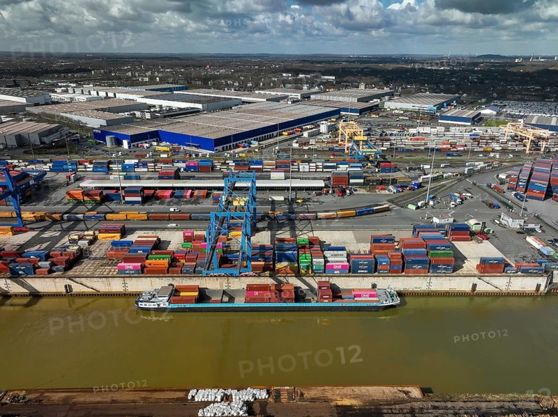 Duisburg, North Rhine-Westphalia, Germany, Port of Duisburg, container port, duisport logport, two of the world's largest container shipping companies, CMA CGM and NYK (Nippon Yusen Kabushiki Kaisha), together with duisport, operate the Duisburg Trimodal Terminal, D3T, in the logport logistics centre in Duisburg-Rheinhausen, the world's largest inland container crane operates at the container terminal with seaport status, Europe
