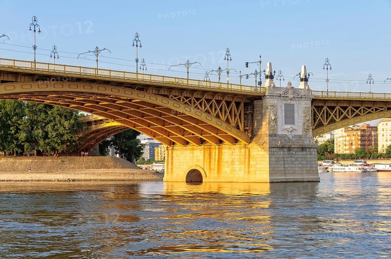The three-way Margaret Bridge over the Danube connects Buda and Pest and links Margaret Island to the banks, Budapest, Hungary, Europe