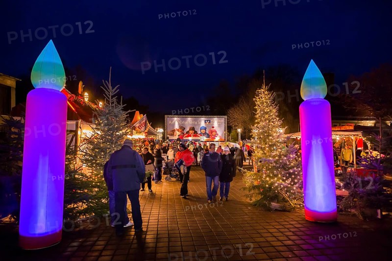 The Riesa Monastery Christmas, the Riesa Christmas market. The Riesa Christmas market took place with numerous events in the monastery courtyard behind the town hall. The Volksbank Riesa's artificial ice rink, with an ice surface of 200 m2, was also part of the event