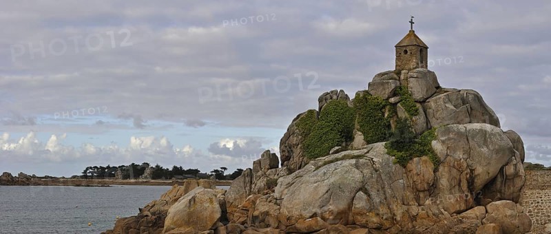 Oratory on the rock La Sentinelle at Port-Blanc, Côtes-d'Armor, Brittany, France, Europe
