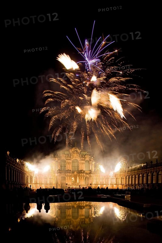 In the evening, the Landesbühnen Sachsen will conclude the annual open-air season with a fireworks display at the Dresden Zwinger during a performance of Carl Orff's Carmina Buranan