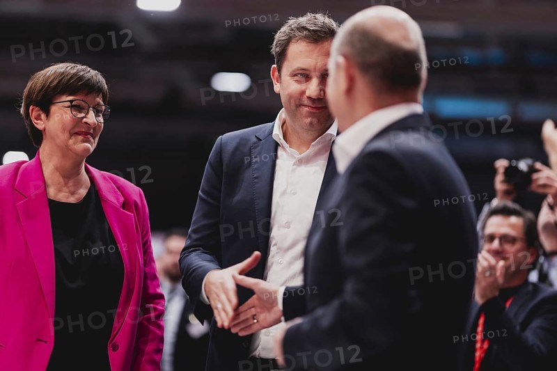 (R-L) Olaf Scholz (SPD), Bundeskanzler, Lars Klingbeil, SPD-Parteivorsitzender, und Saskia Esken, Bundesvorsitzender der SPD, aufgenommen unmittelbar nach der Wiederwahl der Parteivorsitzenden im Rahmen des Bundesparteitages der Sozialdemokratischen Part