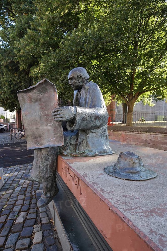 Sculpture The Newspaper Reader by Franz Werner Müller Steinfurth 1952 at Juliusplatz, hat, sitting, figure, Rathausplatz, Neustadt an der Weinstraße, Rhineland-Palatinate, Germany, Europe
