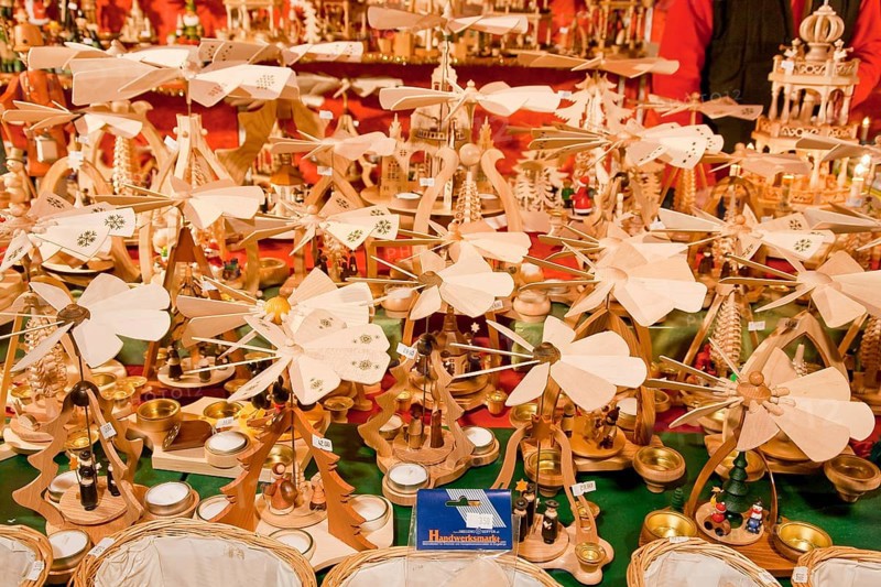 Striezelmarkt, which has been organised since 1434, is the oldest Christmas market in Germany and takes place on the Altmarkt square, taking its name from the traditional Christmas biscuits, Stollen and Striezel. The special range of goods on offer includes pyramids from the Ore Mountains