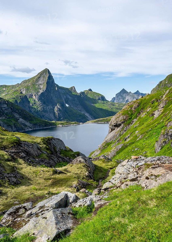 Lake Tennesvatnet and mountain landscape with rocky pointed peaks, Hermannsdalstinden mountain in the back, Moskenesøya, Lofoten, Nordland, Norway, Europe