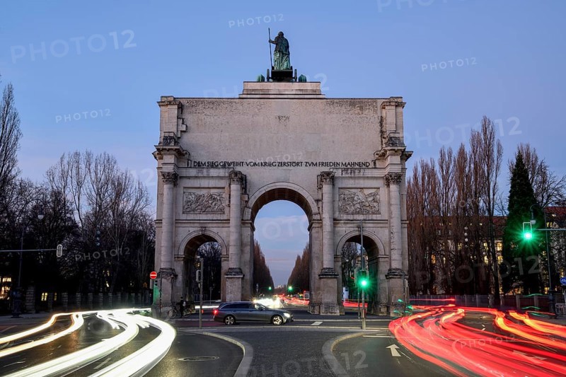 Siegestor by the architect Friedrich von Gärtner (1852), blue hour, Munich, Bavaria, Germany, Europe