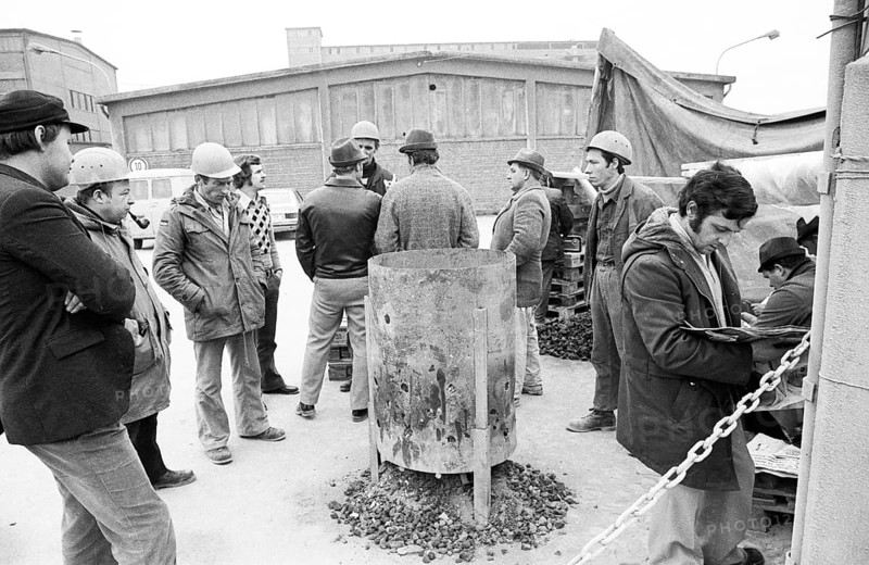 The rigorous behaviour of the entrepreneur Seibel of the cement factory Seibel und Soehne in Erwitte caused the trade union IG Chemie and the workers to go on strike and occupy the factory, here the pickets on 14.03.1975 in Erwitte, Germany, Europe