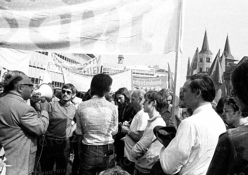 Student associations had called for this and students at Bonn University followed the call for a demonstration on 3.7.1971 against the war in Vietnam, Germany, Europe