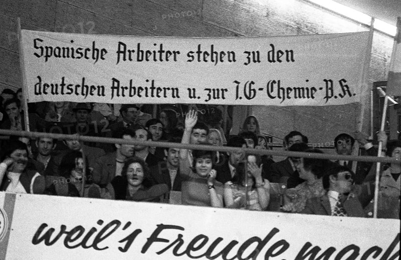 Rally of the Chemical, Paper and Ceramics Workers' Union in the collective bargaining dispute on 16.6.1971 in the sports hall in Cologne, Germany, Europe