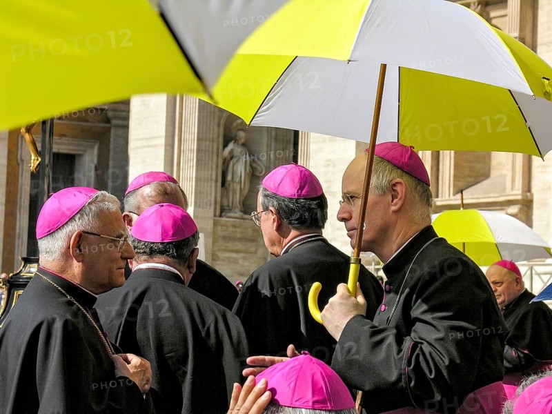 Bishops in conversation, first papal audience, Pope Benedict XVI, Ratzinger, 27. 04. 2005, Piazza San Pietro, St. Peter's Square, Vatican, Rome, Lazio, Italy, Europe