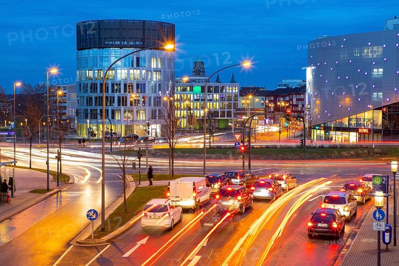 Evening city centre traffic in Essen, large intersection, roundabout, Berliner Platz, this area would also be affected by a diesel driving ban, Essen, North Rhine-Westphalia, Germany, Europe