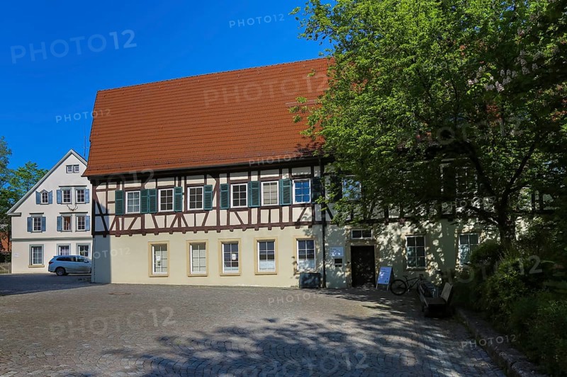 Building ensemble Münsingen Castle, on the right today's vehicle registration office, town castle built around 1485 by the counts of Württemberg, roof tiles, windows, half-timbered, shutters, historic buildings, architecture, castle courtyard, Münsingen, Swabian Alb, Baden-Württemberg, Germany, Europe