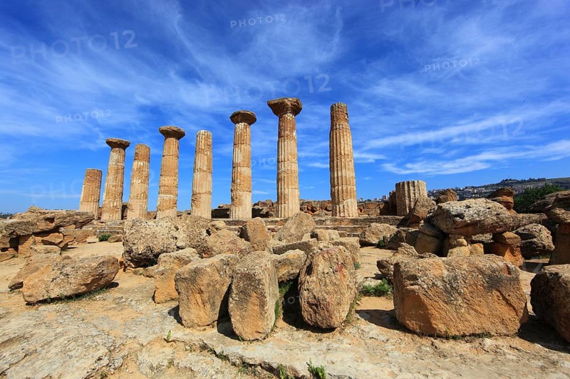 In the Parco Valle dei Templi di Agrigento, Unesco World Heritage Site, remains of the ancient city of Akragas in the Valley of the Temples of Agrigento, Tempio di Ercole, the columns of the Temple of Heracles, Sicily, Italy, Europe