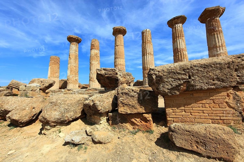 In the Parco Valle dei Templi di Agrigento, Unesco World Heritage Site, remains of the ancient city of Akragas in the Valley of the Temples of Agrigento, Tempio di Ercole, the columns of the Temple of Heracles, Sicily, Italy, Europe