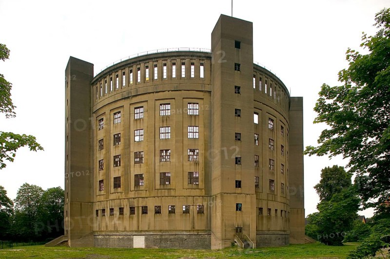 Reick gasworks, 1907 08 Hans Erlwein designed the gas tank of the municipal gasworks in Reick, a cylinder with a diameter of 60 metres. Gas operations ceased in 1973, and after reunification there were ambitious plans to build a musical theatre (for the musical Sissi) inside the shell