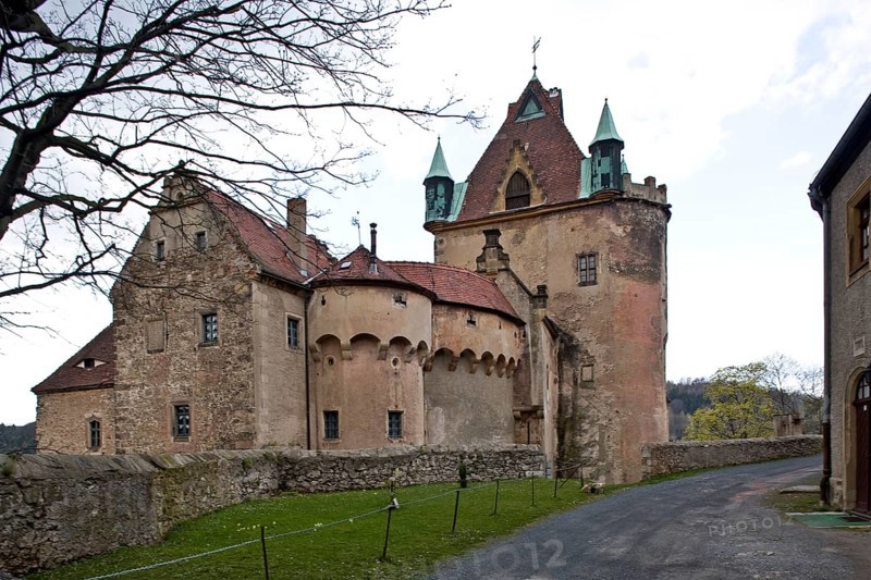 Kuckuckstein Castle in Liebstadt is picturesquely situated on a rocky outcrop (380 metres above sea level) above the Seidewitz river valley at a location that was very favourable for controlling the trade route from the Elbe valley across the Eastern Ore Mountains to Bohemia (Kulmer Steig)