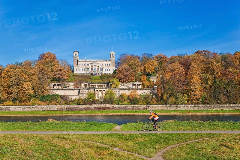 Cyclist in front of Albrechtsberg Castle