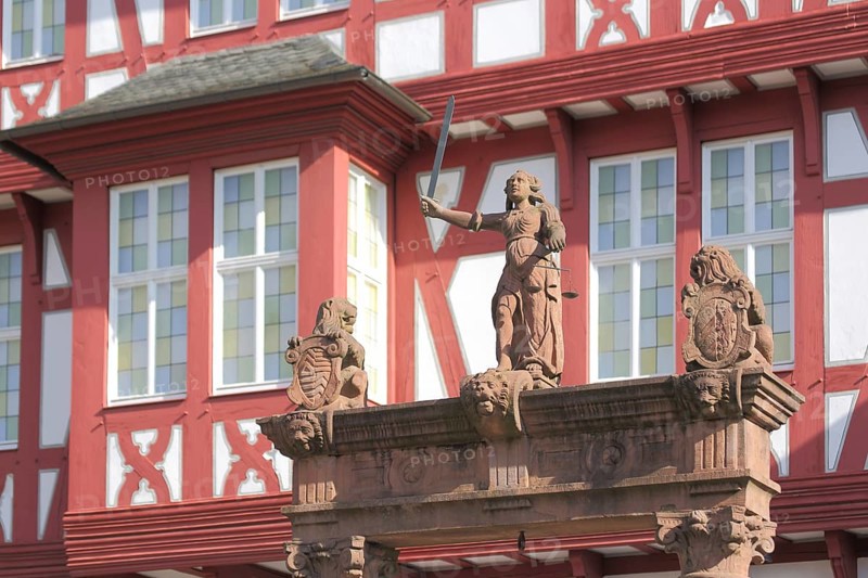 Ornamental fountain with Justitia at the Altstädter Markt in front of the Deutsches Goldschmiedehaus, Hanau, Hesse, Germany, Europe