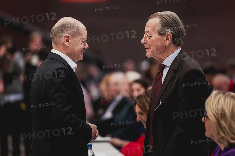 (L-R) Olaf Scholz (SPD), Bundeskanzler, und Franz Muentefering, aufgenommen im Rahmen des Bundesparteitags der Sozialdemokratischen Partei Deutschland (SPD) in Berlin, 09.12.2023. Von Freitag bis Sonntag beraten die Delegierten ueber aktive Standort- und