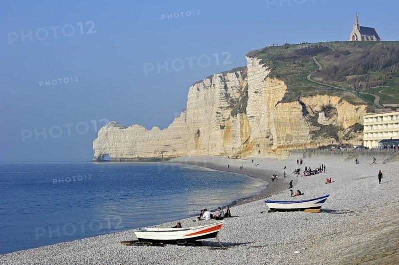 The chalk cliff Porte d'Amont and the chapel Notre-Dame-de-la-Garde at Etretat, Côte d'Albâtre, Upper Normandy, France, Europe