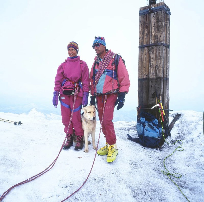 AUT, Austria, Matrei: For mountain hikers, the mountain tour on the Venedigerhoehenweg, here on 12.8.1994, with the ascent of the Grossvenediger over the glacier, is already a serious challenge that requires experience and caution. Couple with their dog at the summit, Europe