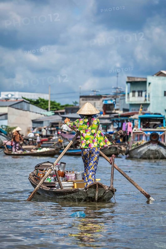 CAN THO, VIETNAM, 4 JUNE, 2011: Unidentified people at floating market in Mekong river delta. Cai Rang and Cai Be markets are central markets in delta and became popular tourist destination