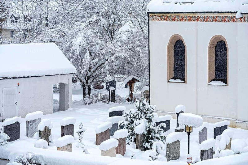 Cemetery at St Martin's parish church, late Middle Ages, snowed in, fresh snow, heavy snowfall, snow chaos, onset of winter, Marzling, Freising, Upper Bavaria, Bavaria, Germany, Europe