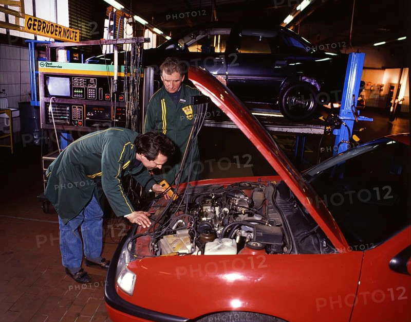 DEU, Germany: The historical slides from the times 80-90s events and persons from politics, culture, working life, medicine etc. Iserlohn. TüV test at the Nolte company 60s