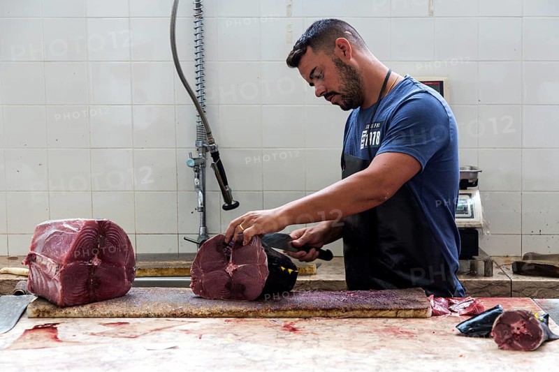 Tuna being cut up, fish hall, fish market, market hall Mercado dos Lavradores, Funchal, Madeira Island, Portugal, Europe