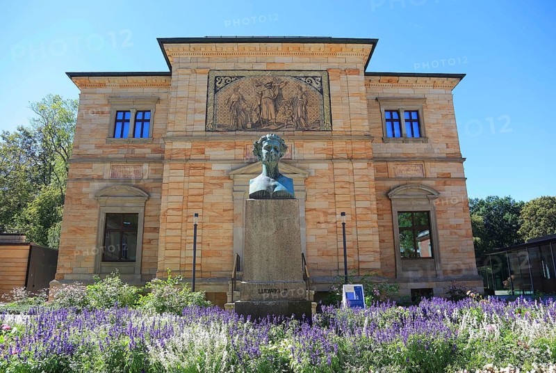 The Villa Wahnfried, Haus Wahnfried, former home of Richard Wagner, in front of it the bustle of Ludwig II, Bayreuth, Upper Franconia, Bavaria, Germany, Europe