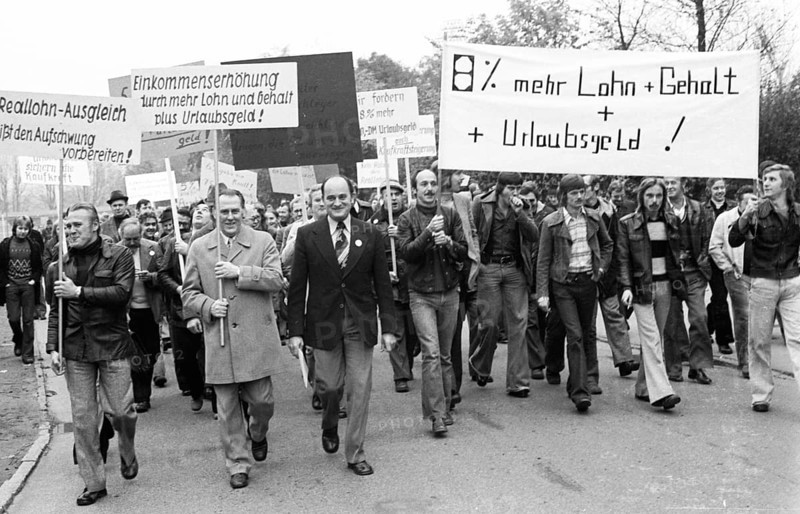 Workers and employees of Hoesch AG Westfalenhuette demonstrated in the collective bargaining dispute on 6 November 1975 in Dortmund against the 5% wage increase offered by the employers and demanded 8%, Germany, Europe