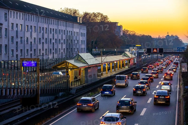 Motorway A40, Ruhrschnellweg, in Essen, route through the city centre, is affected by a possible diesel driving ban, Skyline, Essen, North Rhine-Westphalia, Germany, Europe