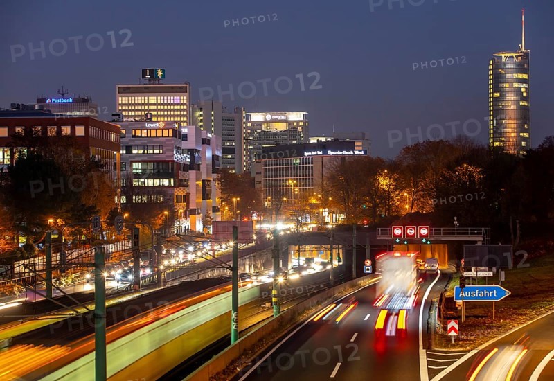 Motorway A40, Ruhrschnellweg, in Essen, route through the city centre, is affected by a possible diesel driving ban, Skyline, Essen, North Rhine-Westphalia, Germany, Europe