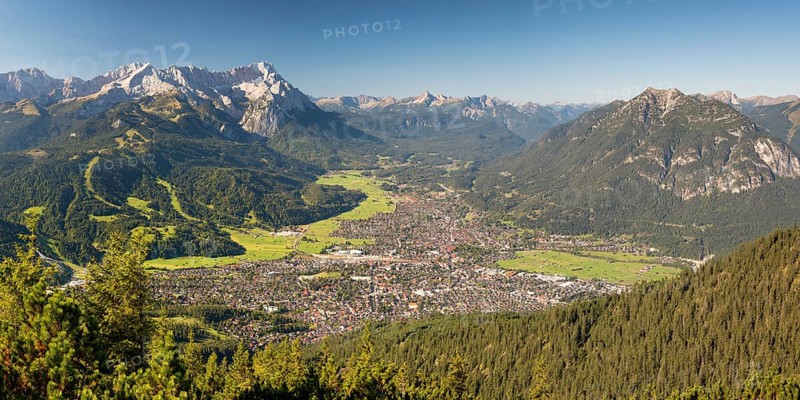 Panorama from Wank, 1780m, onto the Wetterstein Mountains with Alpspitze 2628m, Jubiläumsgrat and Zugspitze 2962m, Werdenfelser Land, Upper Bavaria, Bavaria, Germany, Europe