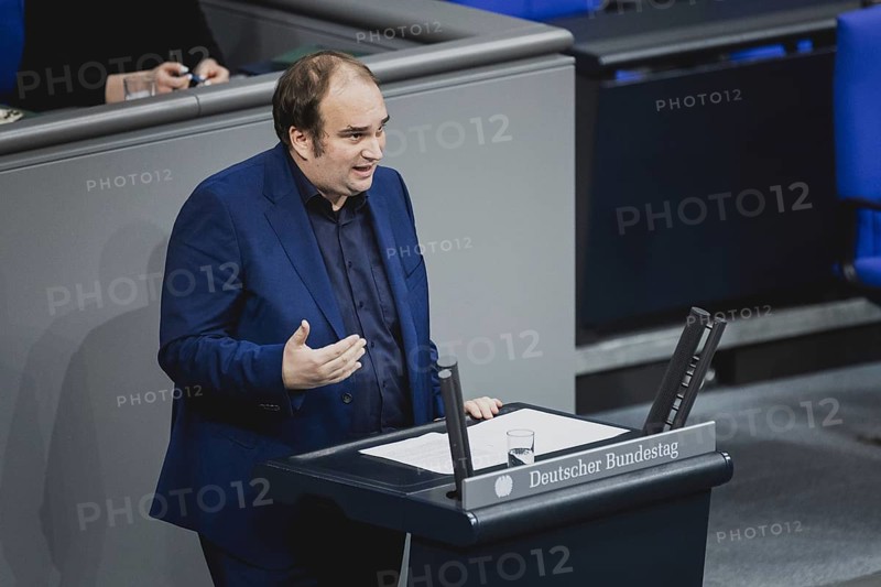 Sebastian Roloff, Mitglied des Deutschen Bundestages (SPD), aufgenommen im Rahmen einer Sitzung des Deutschen Bundestages zum Thema 'Halbzeit der Wahlperiode' in Berlin, 14.12.2023